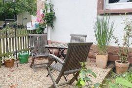 Garten mit Freisitz bei der Ferienwohnung Forsthaus in Miltenberg