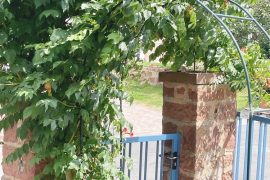 Gartentor zum Grundstück der Ferienwohnung Forsthaus in Miltenberg