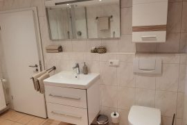 Ferienwohnung Grittmann in Bürgstadt - Waschbecken und Toilette im Badezimmer