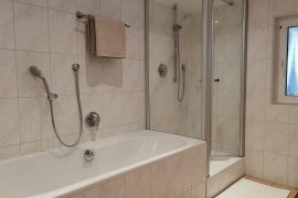 Ferienwohnung Grittmann in Bürgstadt - Badewanne und Dusche im Badezimmer