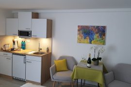 Ferienwohnung Hönl in Bürgstadt - Küchenzeile und Esstisch