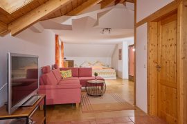 Sofa und Schlafbereich der Ferienwohnung Jachtschütz in Miltenberg