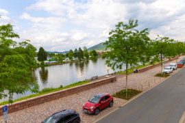 Blick über Mainpromenade und Main aus dem Fenster in der Ferienwohnung an der Mainpromenade in Miltenberg