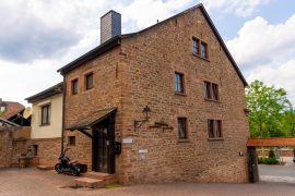 Das Gebäude mit der Ferienwohnung an der Mainpromenade in Miltenberg von der Hofseite aus gesehen.