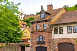 Das Gebäude mit der Ferienwohnung an der Mainpromenade in Miltenberg von der Straßenseite aus gesehen