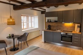 Küchenzeile und Essbereich in der Ferienwohnung an der Mainpromenade in Miltenberg