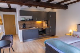 Küchenzeile in der Ferienwohnung an der Mainpromenade in Miltenberg