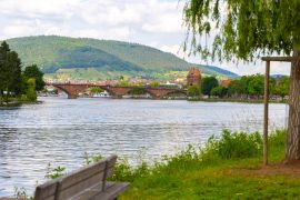 Blick auf die Mainbrücke von der Mainpromenade in der Nähe der Ferienwohnung an der Mainpromenade in Miltenberg aus