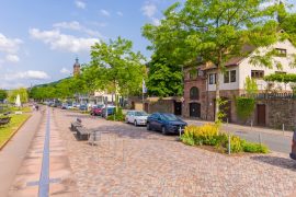 Die Mainpromenade mit Blick auf die Ferienwohnung an der Mainpromenade in Miltenberg