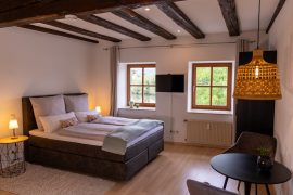 Doppelbett in der Ferienwohnung an der Mainpromenade in Miltenberg