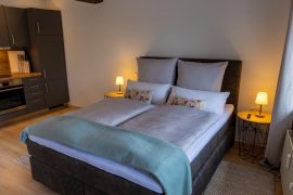 Doppelbett in der Ferienwohnung an der Mainpromenade in Miltenberg