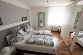 Doppelbett in einem der Schlafzimmer in der Ferienwohnung von Karin Gehrig in Kleinheubach