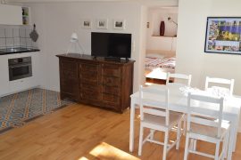 Ferienwohnung Burgblick der Familie Legler in Miltenberg - Wohn-Essbereich mit Fernseher und Küchenzeile