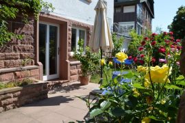 Ferienwohnung Burgblick der Familie Legler in Miltenberg - Terrasse und Rosen