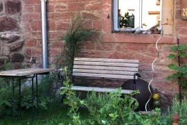 Bank im Vorgärtchen der Ferienwohnung Mauersegler in Miltenberg