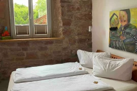 Doppelbett der Ferienwohnung Mauersegler in Miltenberg