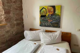 Doppelbett in der Ferienwohnung Mauersegler in Miltenberg