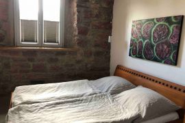 Doppelbett im Schlafzimmer der Ferienwohnung Mauersegler in Miltenberg