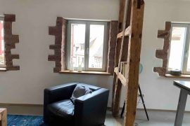 Sessel im Wohnzimmer der Ferienwohnung Mauersegler in Miltenberg