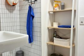 Regal im Badezimmer der Ferienwohnung Riesenbude in Miltenberg