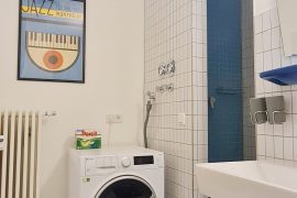 Waschmaschine im Badezimmer der Ferienwohnung Riesenbude in Miltenberg