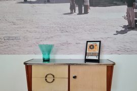 Beistellschränkchen im Wohnzimmer der Ferienwohnung Riesenbude in Miltenberg