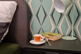 Nachttisch im Schlafzimmer der Ferienwohnung Riesenbude in Miltenberg