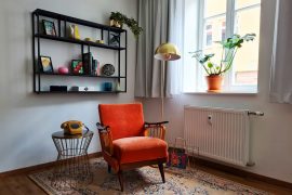 Sessel im Wohnzimmer der Ferienwohnung Riesenbude in Miltenberg