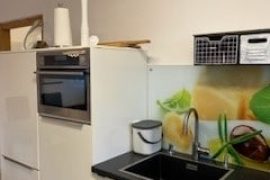 Küchenzeile mit Ofen und Spüle in der Ferienwohnung Liane Schneider in Miltenberg