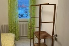 Regal im Schlafzimmer 2 der Ferienwohnung Liane Schneider in Miltenberg