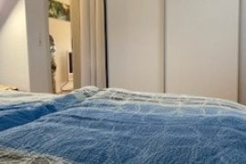 Doppelbett und Schrank im Doppelzimmer der Ferienwohnung Liane Schneider in Miltenberg