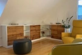 Sideboard im Wohnzimmer der Ferienwohnung Liane Schneider in Miltenberg