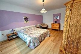 Bett im Schlafzimmer der Ferienwohnung Wolz in Miltenberg