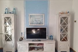 Fernseher im Wohnzimmer der Ferienwohnung Wolz in Miltenberg