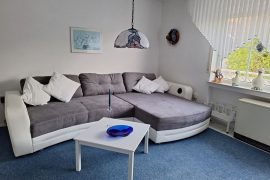 Sofa im Wohnzimmer der Ferienwohnung Wolz in Miltenberg