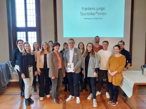 Eine Gruppe junger Menschen schauen in die Kamera. In der Mitte steht der Bürgermeister von Miltenberg.