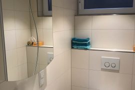 Gästezimmer Schuck in Kleinheubach - Spiegelschrank, Waschbecken und WC