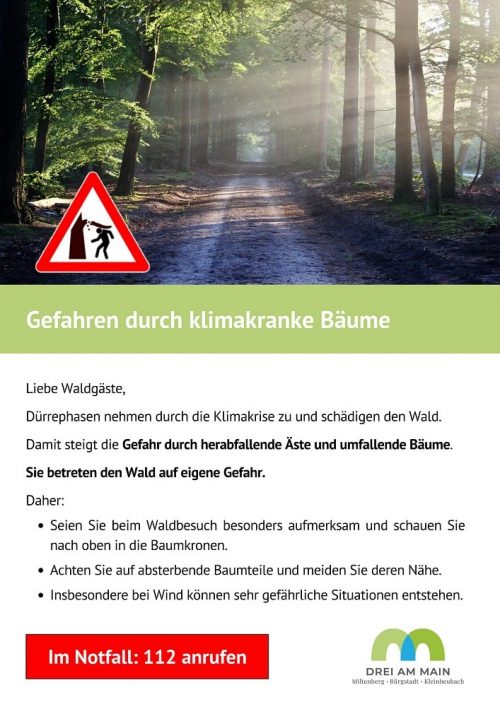 Schild mit Warnung vor Gefahren durch klimakranke Bäume
