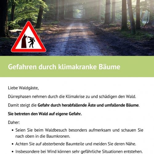 Schild mit Warnung vor Gefahren durch klimakranke Bäume