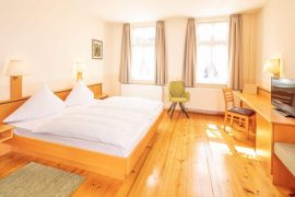 Helles gemütliches Schlafzimmer im Hotel Centgraf in Bürgstadt