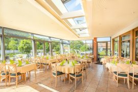 Großer, heller Wintergarten als Speisezimmer im Hotel Centgraf in Bürgstadt