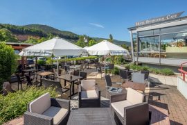 Terrasse mit Sonnenschirm am Hotel Centgraf in Bürgstadt