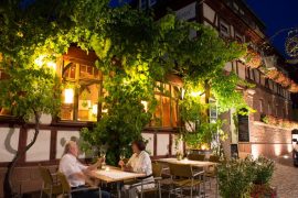 Außensitzplätze vor dem Hotel Weinhaus Stern in Bürgstadt am Abend