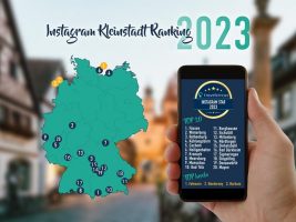 Deutschlandkarte mit den Top 20 des Instagram Kleinstadt Ranking 2023, daneben ein Smartphone mit dem Travelcircus-Logo und einer Liste der Städte