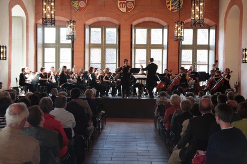 Ein Orchester spielt im Alten Rathaus