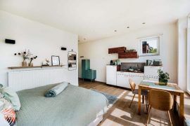 Mainterrasse Panorama Apartments - Apartment MainZeit Bett mit Blick Richtung Küchenzeile