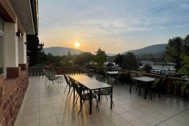 Mainterrasse Panorama Apartments - Terrasse in der Morgensonne
