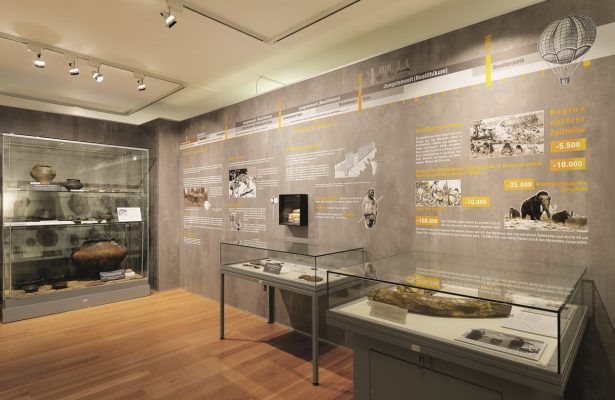 Zeitstrahl und Vitrinen mit Exponaten im Museum Bürgstadt