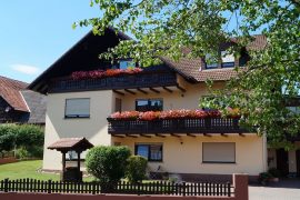 Außenansicht der Pension Ursula Arnold im Miltenberger Stadtteil Mainbullau