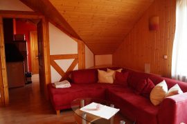 Wohnzimmer in der Ferienwohnung der Pension Ursula Arnold im Miltenberger Stadtteil Mainbullau